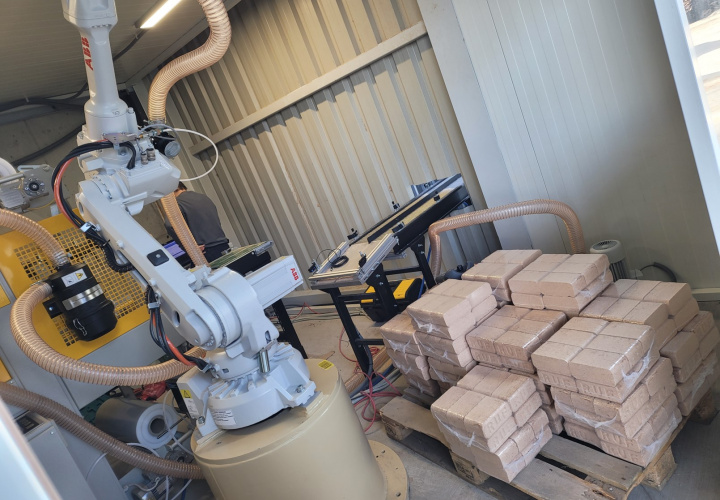 12/2020 spustili sme do prevádzky automatizované robotizované pracovisko balenie EKO RUF Brikiet v Krnči